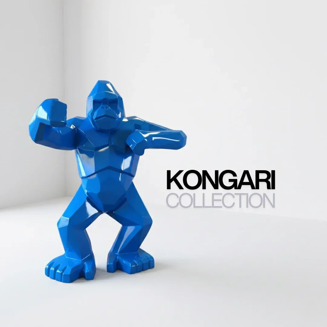 Sculpture gorille origami bleu brillant Kongari Collection sur fond blanc minimaliste.