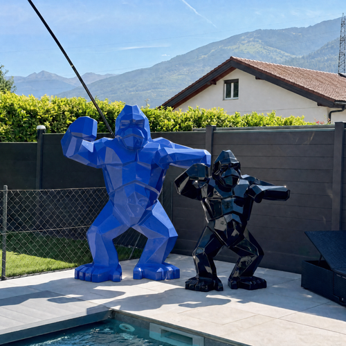 Kongari Collection — sculptures gorille origami H200 cm Bleu Voltage et H150 cm Noir Onyx côte à côte, au bord d'une piscine en Valais