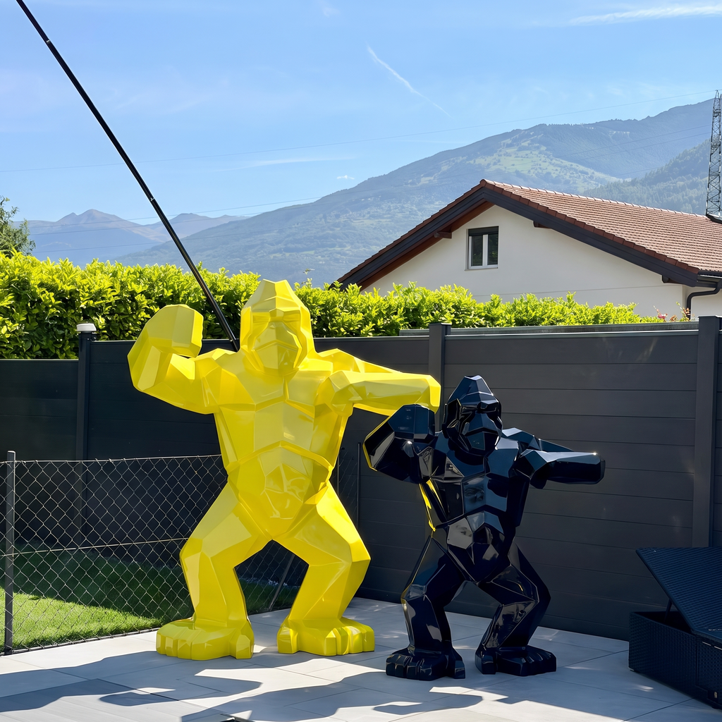 Kongari Collection — sculptures gorille origami H200 cm Jaune Helios et H150 cm Noir Onyx côte à côte, au bord d'une piscine en Valais