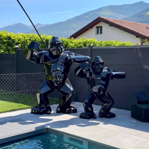 Kongari Collection — sculptures gorille origami H200 cm et H150 cm en Noir Onyx côte à côte, au bord d'une piscine en Valais